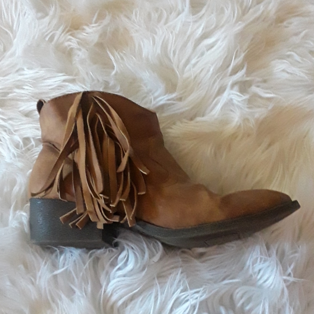 Boots - Picture 3 of 3